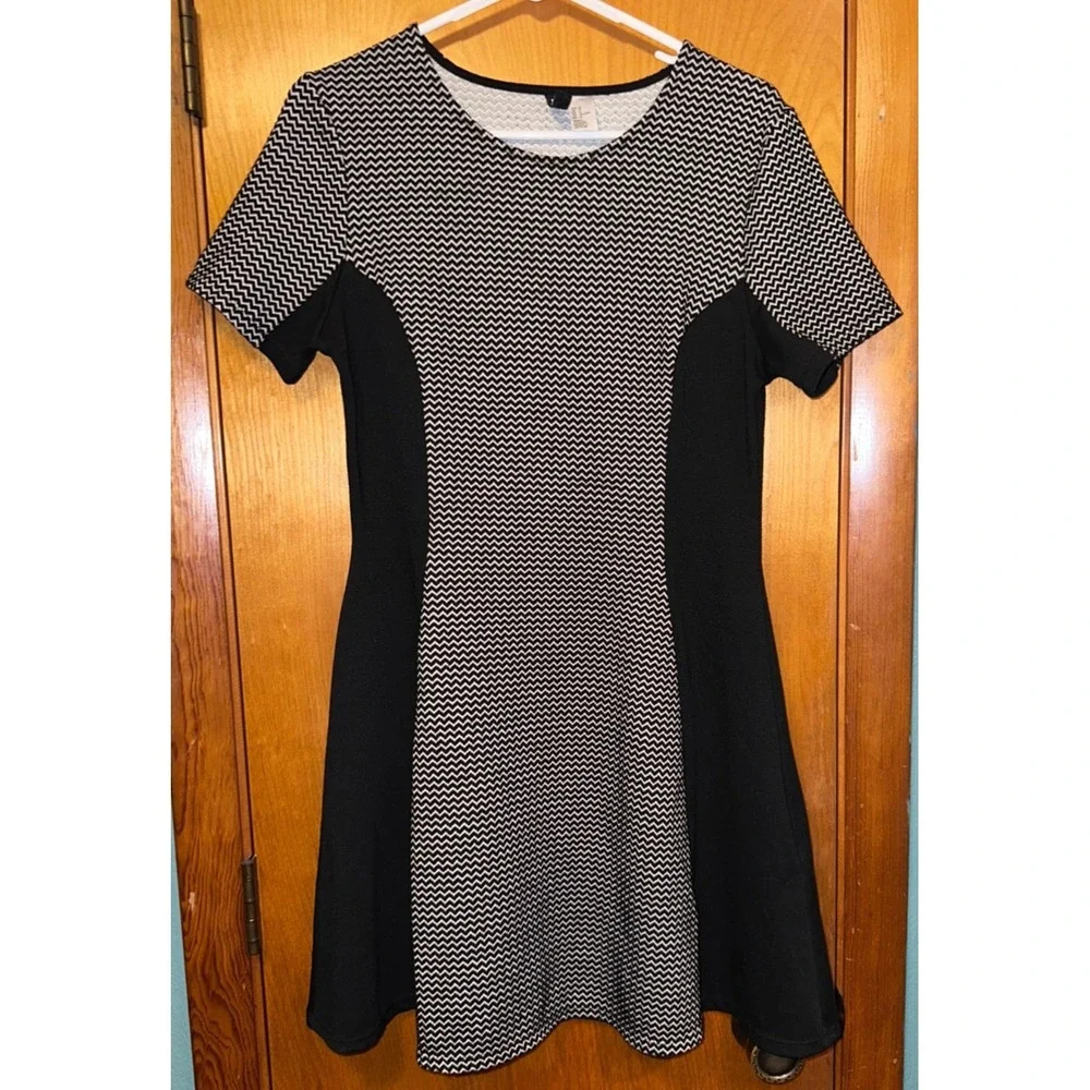 H&M Divided Chevron Textured Black‎ White Knit Fit & Flare Skater Dress Size 14